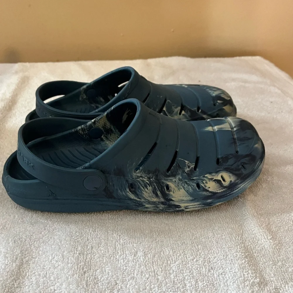 Rugged Shark Tie Dy Sandals Sz 9